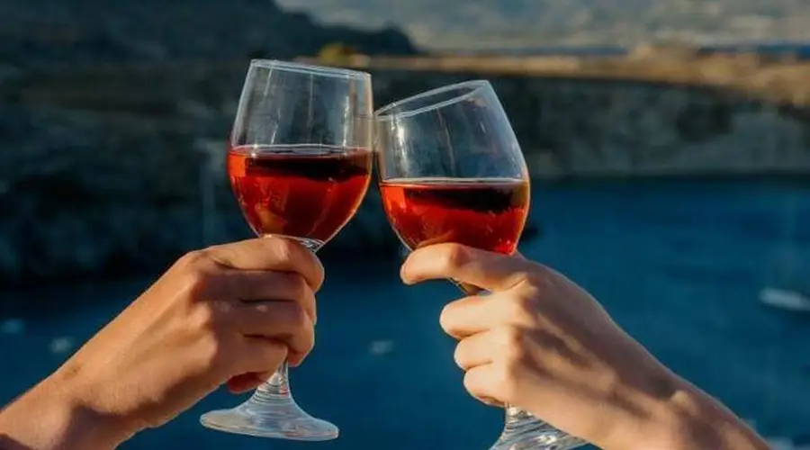 从葡萄到酒杯：葡萄酒为何很少呈现鲜葡萄味？