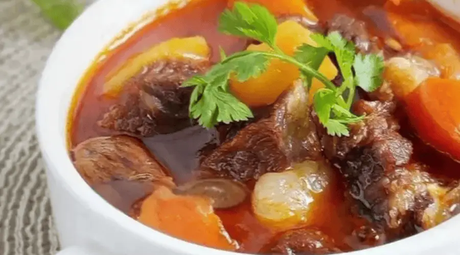 炖土豆胡萝卜牛腩 浓汁拌饭成标配