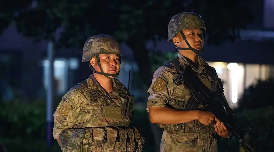 第71集团军“朱德警卫团”执勤哨位:深夜替哨续写官兵一致好传统