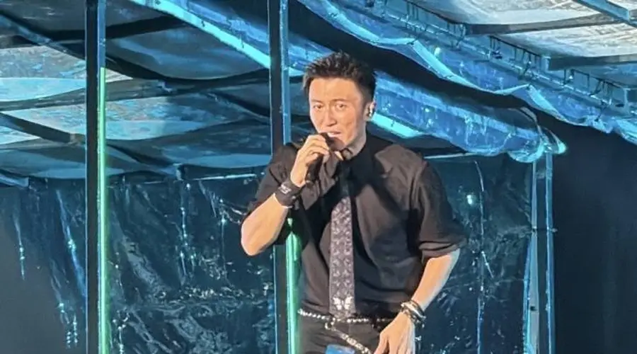 谢霆锋青岛演唱会如约举办 黑衣登台状态佳 歌迷自发取消应援环节