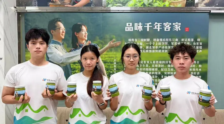 广东科技学院红韵新传突击队成员探访擂茶工厂
