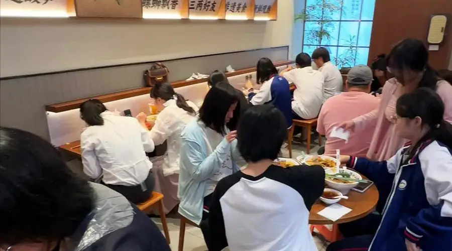 柳蛳螺蛳粉同步推出单人便捷餐与多人聚餐套餐