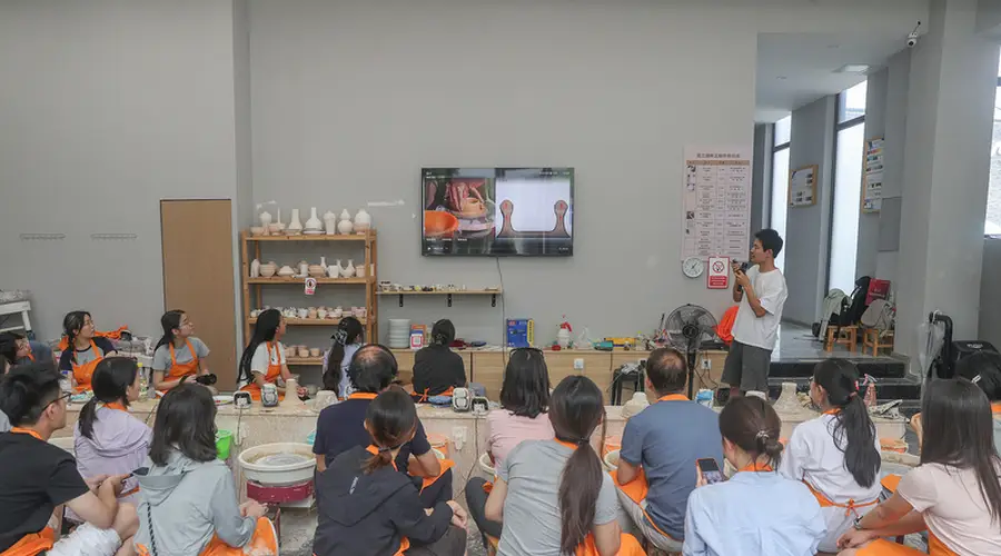 暑期陶艺体验热升温 景德镇文旅消费焕新增长
