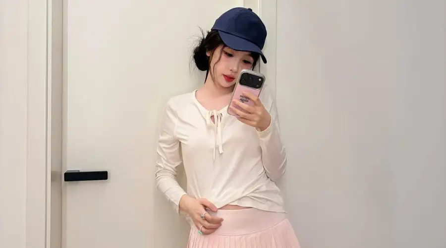 虞书欣私服照释出 白上衣搭粉百褶裙显元气少女感