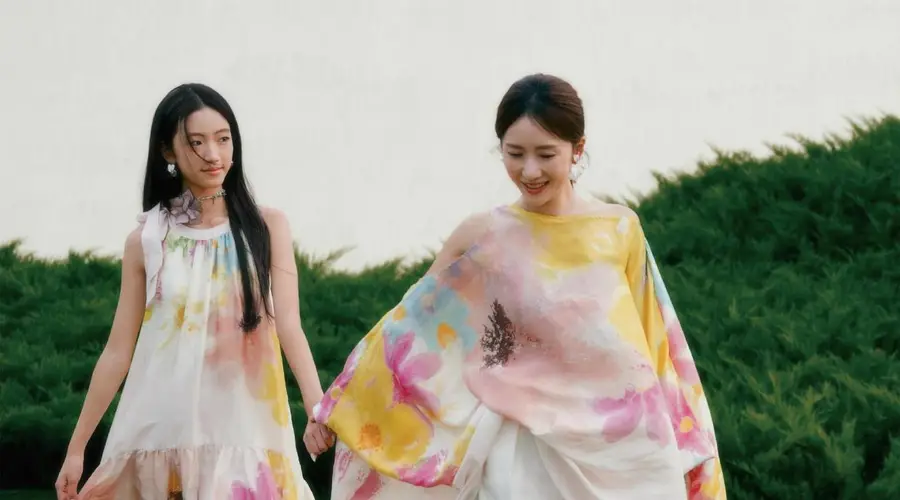 李念携14岁女儿卡卡拍时尚大片 清秀气场足尽显超模范