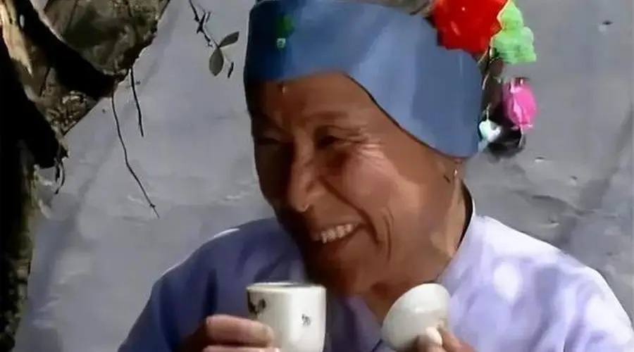 贾母递半盏剩茶给刘姥姥 75岁刘姥姥一饮而尽的背后深意