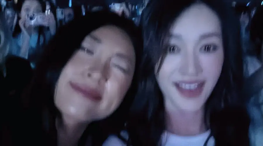 李小冉现身刘雨昕深圳演唱会 台下同框浪姐淡淡引关注
