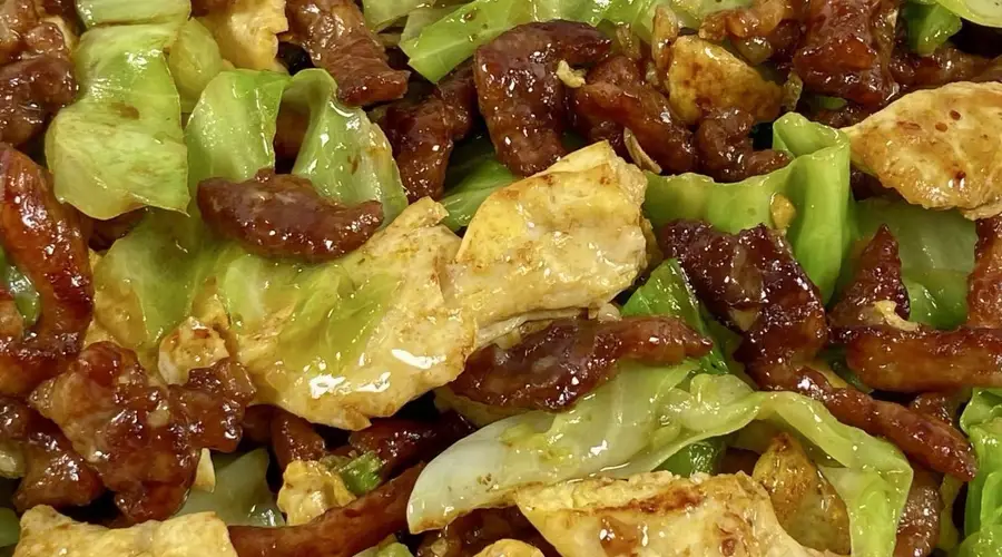 包菜炒肉丝：一口脆嫩，满嘴家常香