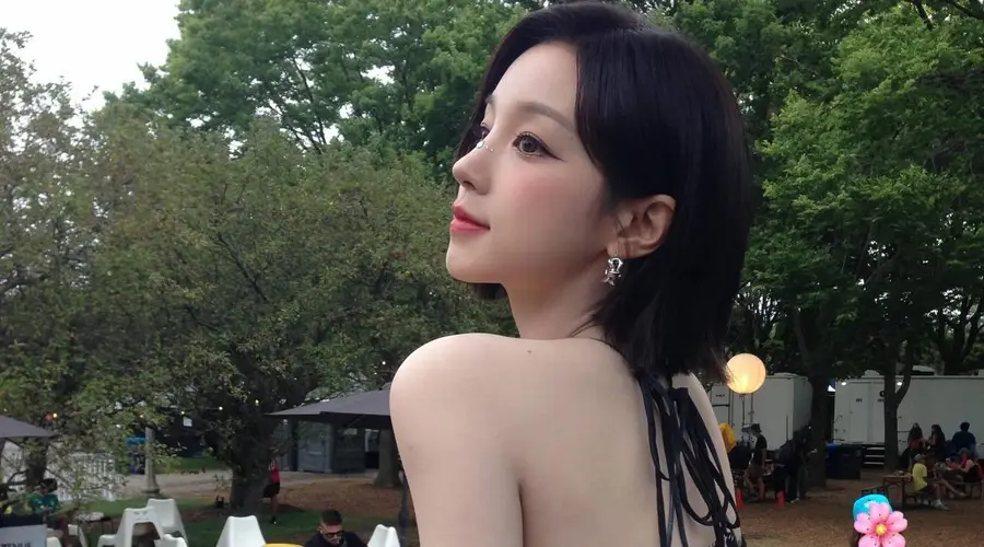 宋雨琦户外晒照 黑色蕾丝挂脖吊带造型热辣吸睛