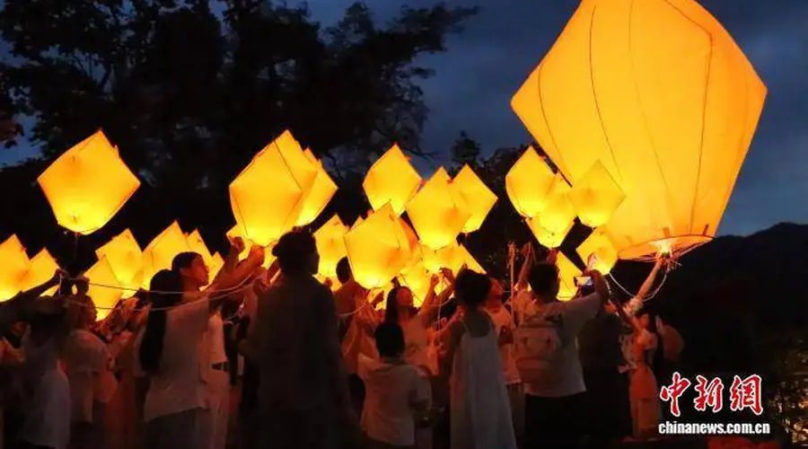 江西篁岭传统灯彩点亮古村夏夜 非遗夜活动开启游客新体验