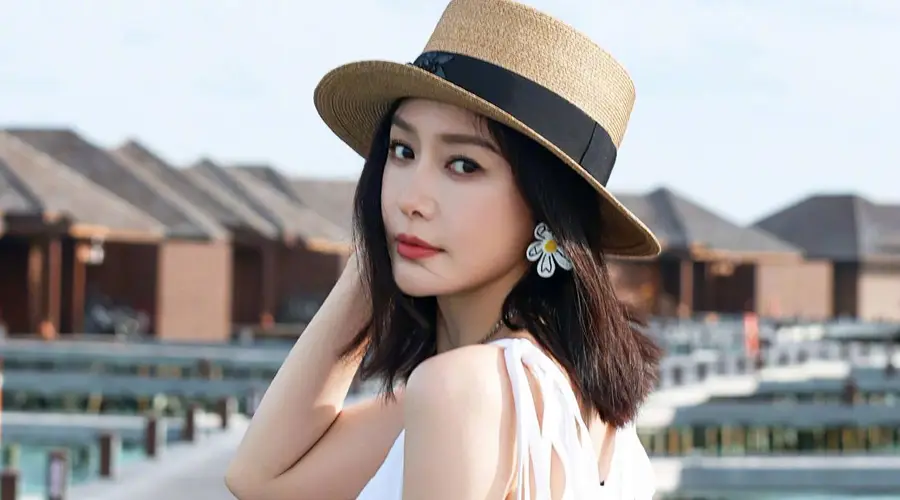 秦岚晒海边度假照松弛感拉满 穿白色长裙清新飘逸