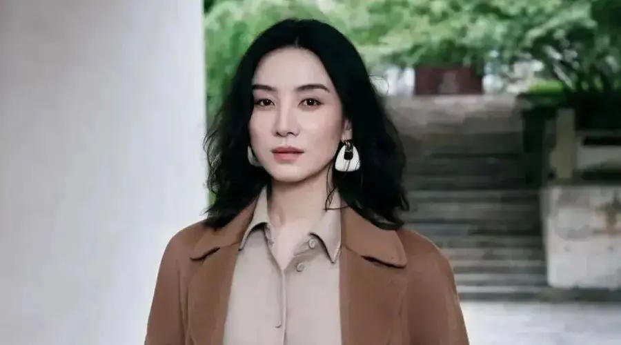随性高级,干练利落,宋佳的高知秋季穿搭堪称40+职场女性范本