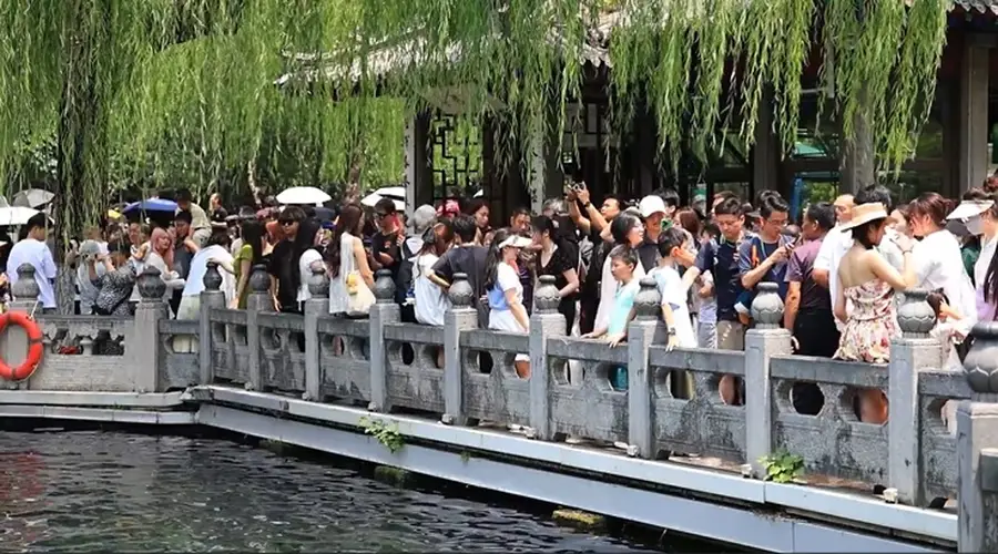 山东济南:趵突泉水位较去年同期上涨1.2米 “趵突腾空”迎八方来客