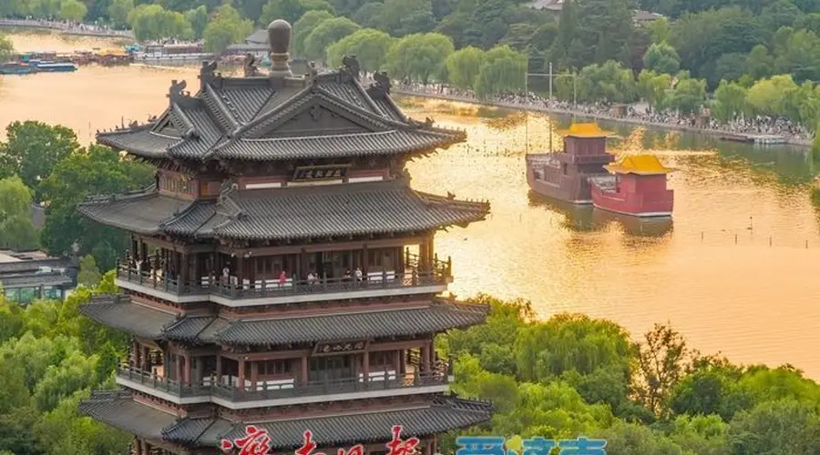 暮色熔金,大明湖铺开夏日画卷