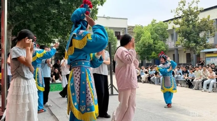 非遗扎根校园 怀梆戏曲圈粉小学生