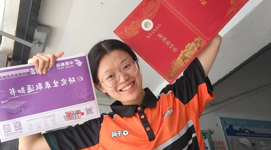 四川女生边送外卖边考上研究生:每天早上6点多送外卖,学习到晚上11点,没想过放弃