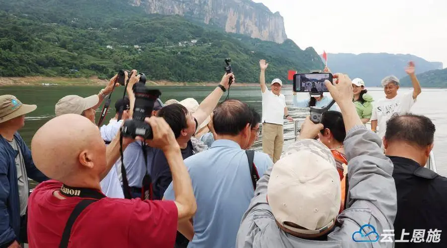 建始：摄影家走进清江画谷 用镜头推介户外休闲新地标