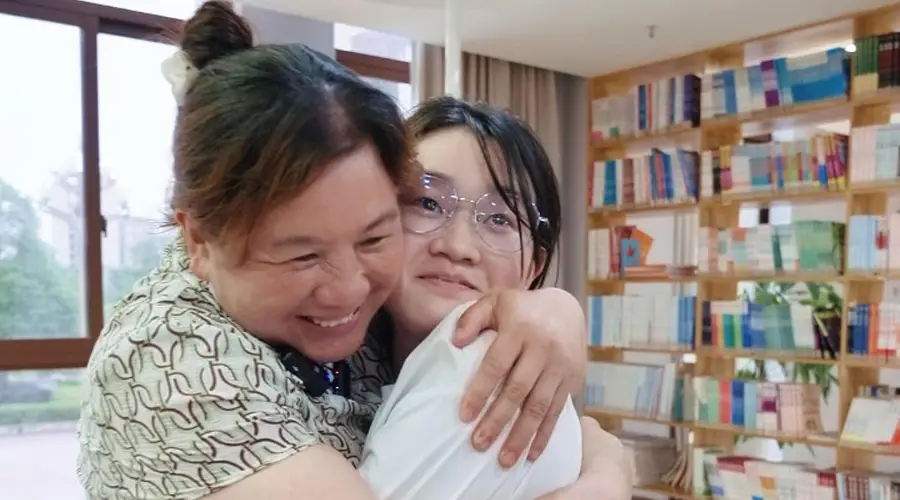 扛了6年钢管，女儿考出全省历史类前五名！对话“工地母亲”邹品芝：“我这个妈妈还行吧”
