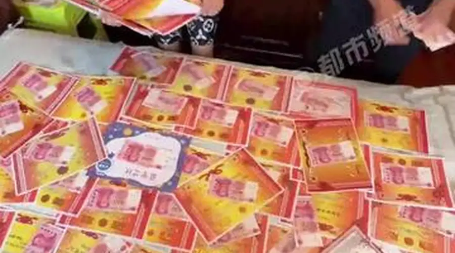 小学毕业即“财务自由”！女孩小学6年获200多张奖状，爷爷一张奖状100元，当场兑换2万元