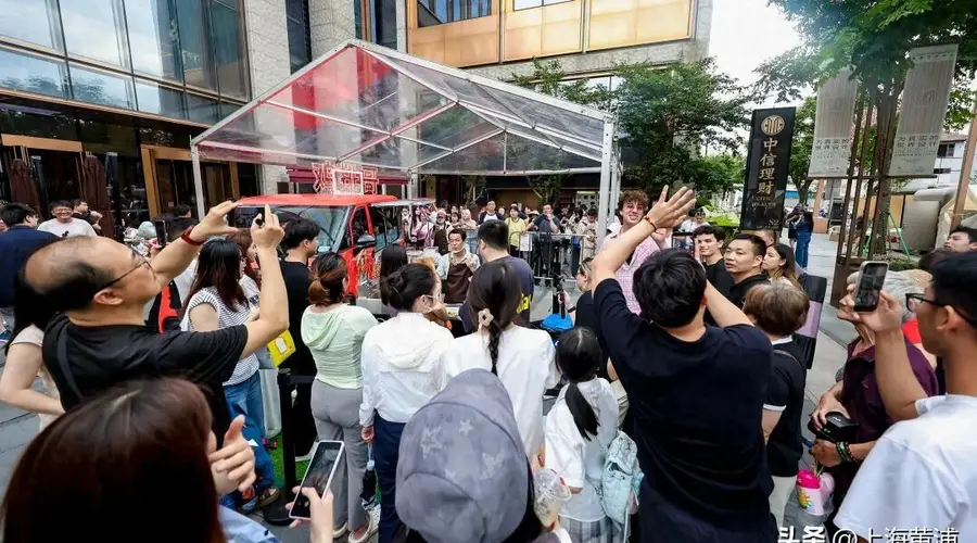 “鸡排哥”来外滩了！现场排起几十米长队！鸡排还是6元一份，更有限定款造型