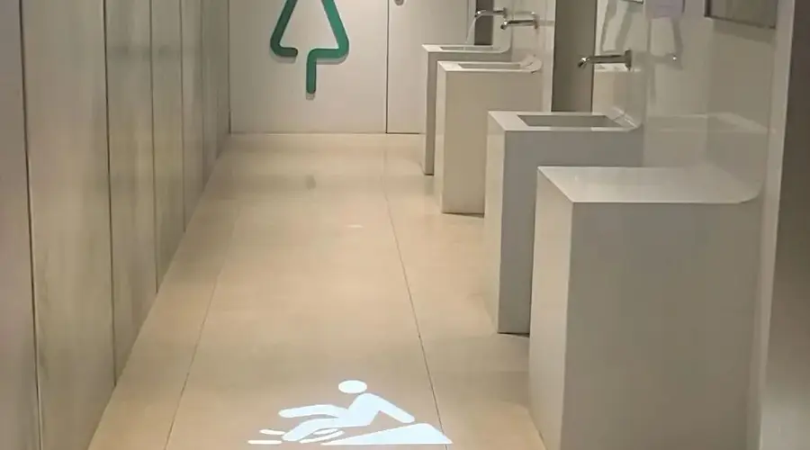 景区保洁员坐在厕所地面上吃午饭，网友心疼发帖！多方回应，阿姨也露面了
