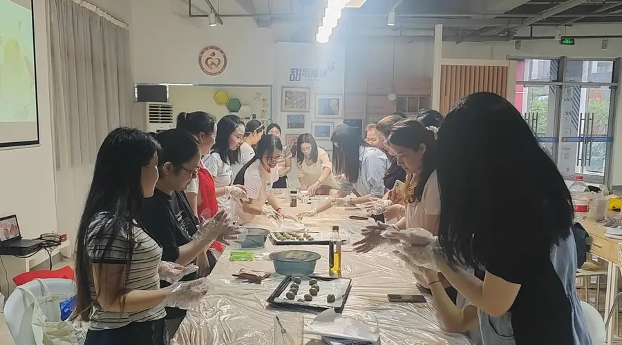 下班后的“烟火气”：沌口青年夜校手作甜品，为职场生活加点“甜”
