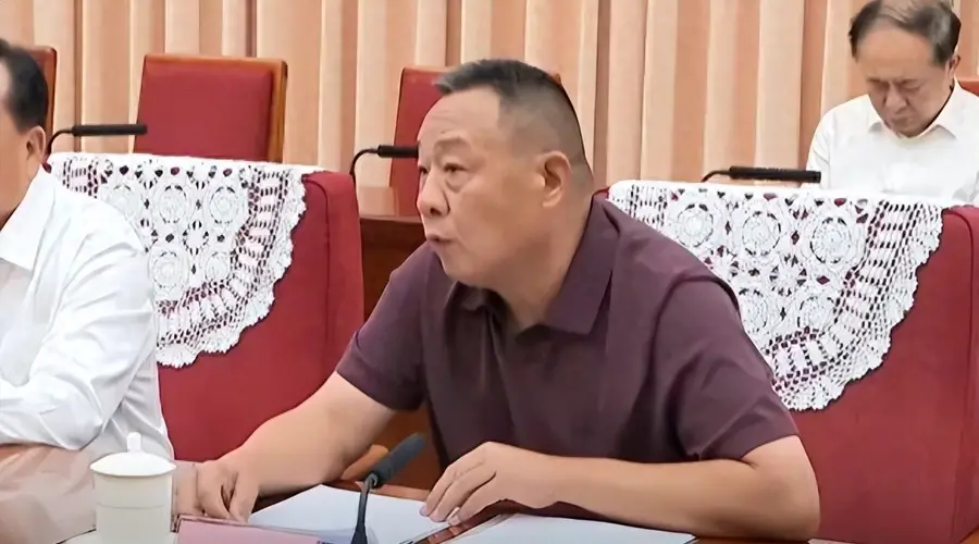 于东来亮相新闻联播!此前“胖东来经验”已被写进9部门政策文件,商务部两度点名"胖东来"