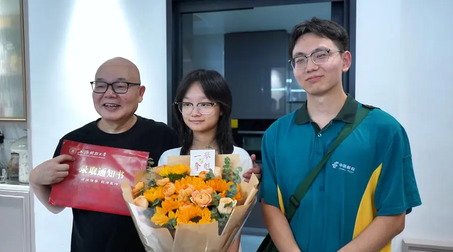 拿到武汉首封大学录取通知书，“淡定学霸姐”现场支招：上课别睡觉，多听听课，多做做作业