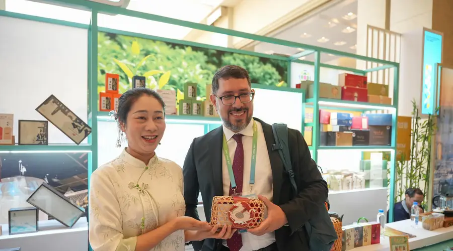 APEC迎来“成都时间”:会场外,美国参会小伙为妻子选购川茶作为礼物