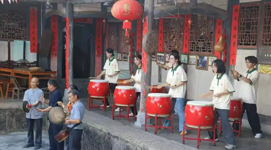 两代人在彭水苗寨合奏非遗新声