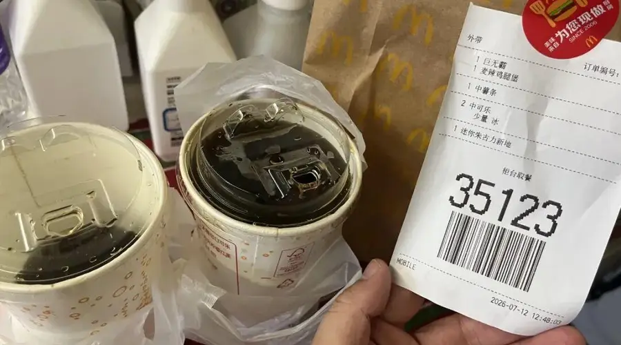 麦当劳店员被指向顾客可乐中吐口水,店长回应:涉事店员是兼职学生,尚未辞退