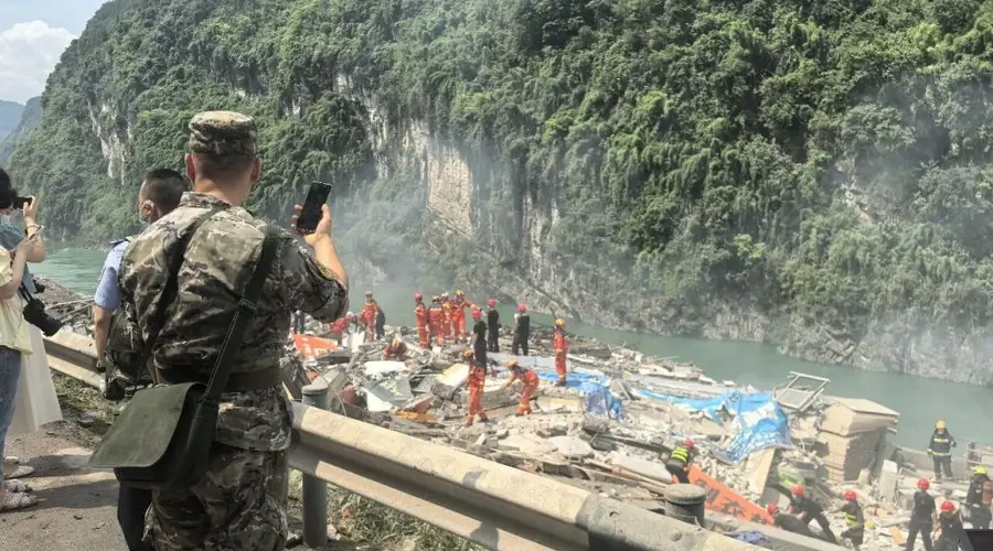 重庆彭水山体垮塌有人员被埋,当地居民称有数幢楼房被毁