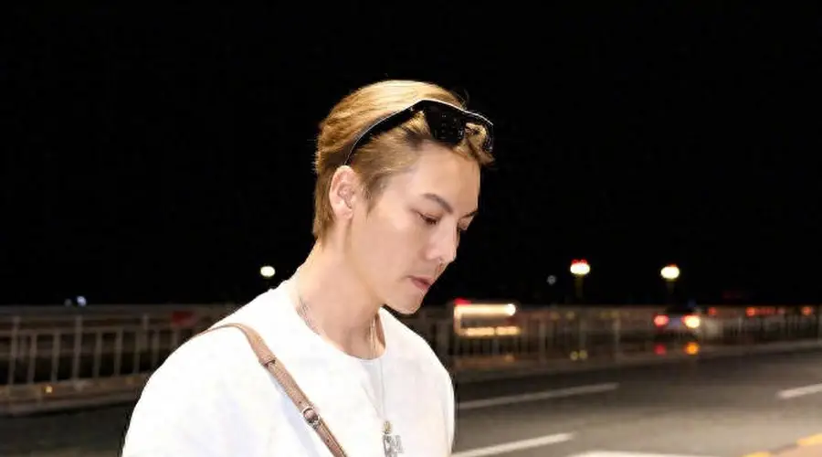 陈伟霆奔赴巴黎高定大秀|极简白 T 私服,松弛高级香奈儿型男出发