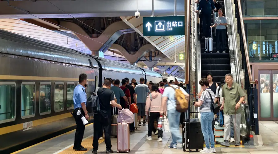 北京站出发,200余名游客乘东北旅游专列打卡神州北极漠河