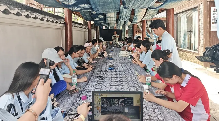 手作传古韵,友谊跨山海!中越青年共绘贵州非遗新风采