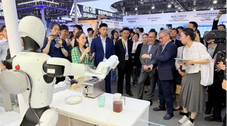 WAIC现场直击|银河通用Galbot G1真机无预设上岗,现场流畅制作早餐