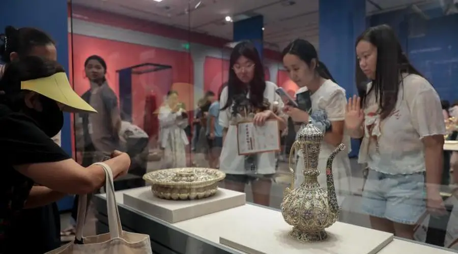 俄罗斯皇室瑰宝首次在武汉展出