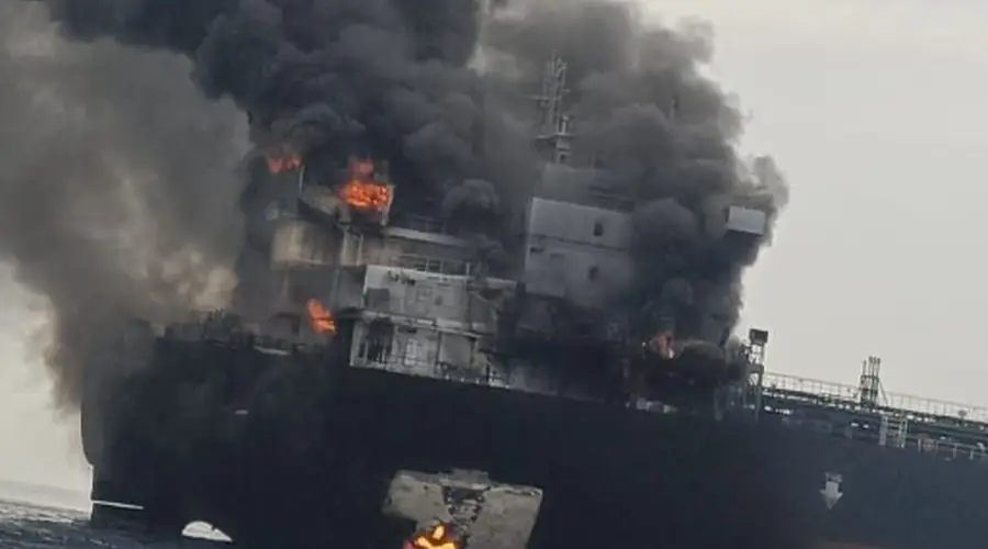 伊朗称两艘油轮试图穿越霍尔木兹海峡时爆炸 画面公布
