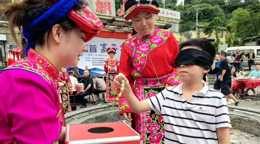 邛崃南宝山镇直台羌寨蓝莓嘉年华启幕游客体验非遗采摘