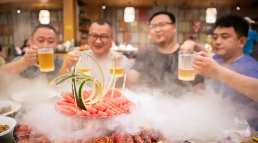 麻辣小龙虾配冰啤酒,真的是夏季急性肠胃炎的“元凶”吗?