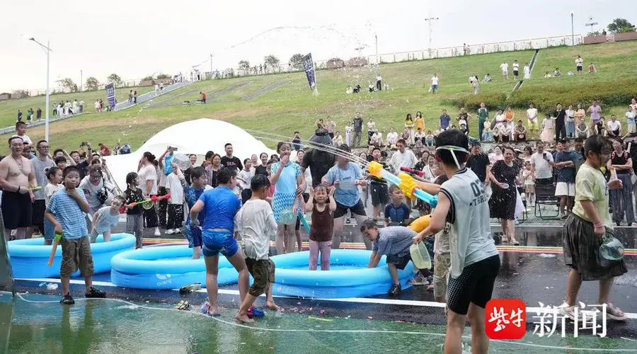南京金牛湖夏日文旅活动启幕 溯溪玩水上项目夜赏烟花秀