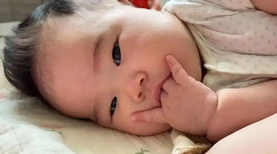 宝宝手上这四个小动作 是大脑发育超前信号