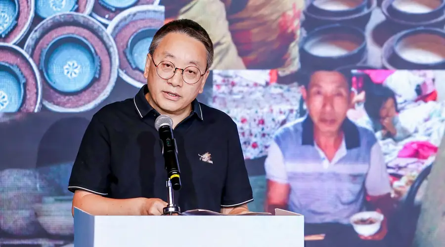 艺术家靳文艺定格贵州山水 推动牙舟陶走向世界