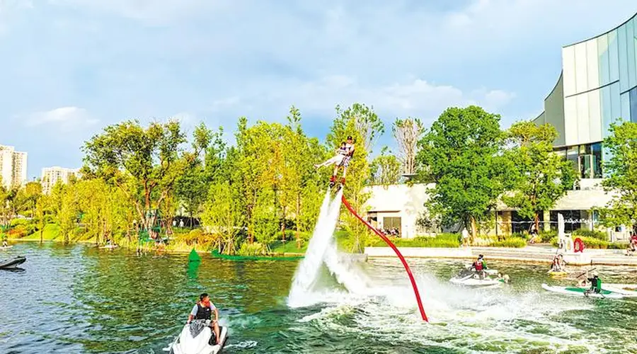 武汉“城市生态新地标”游麓洲 水清似泳池 水上趣味活动引市民扎堆体验