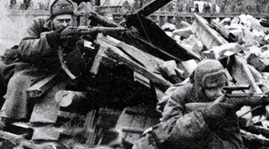 1942年斯大林格勒战役打响 德军首日炸平八成城区马马耶夫岗成必争高地