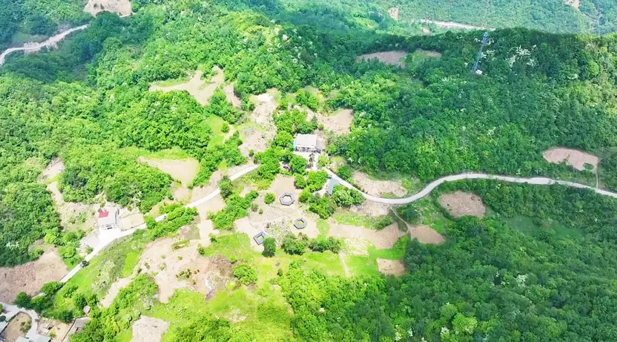 盛夏避暑好去处 蜂桶乡九峰山游人如织