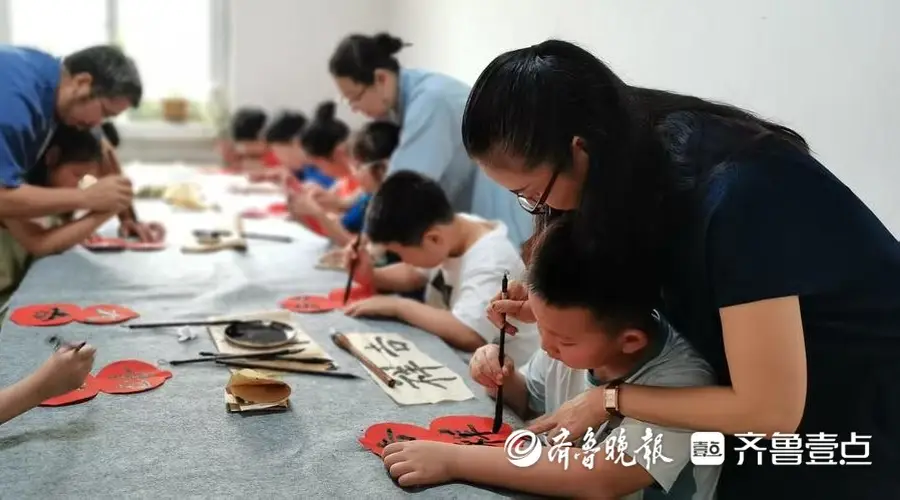 枣庄市市中区齐村镇文明实践书法公益课堂开讲 孩子玩转多彩暑假