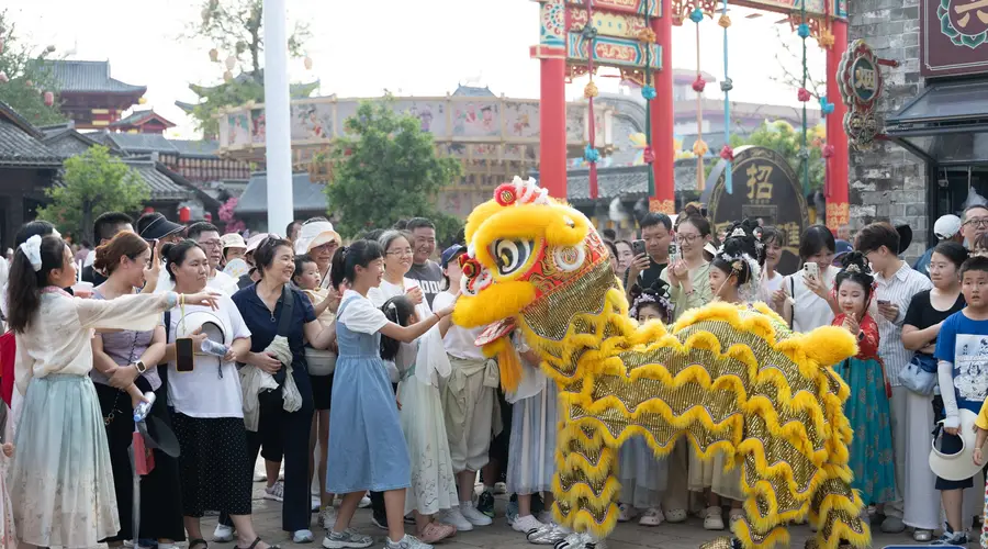 7月31日河头老街大唐百戏节启幕 丰南游人与演职人员互动乐游