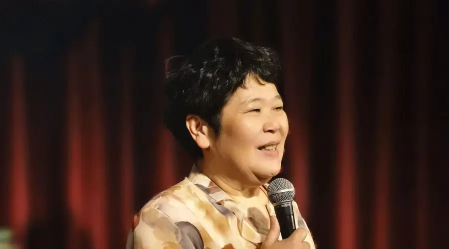 性别和情绪，房主任的两种舞台语法为什么在现实中失灵了？