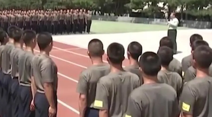 习主席与边防官兵一同站岗执勤
